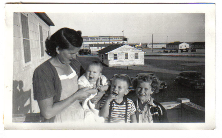 Lela, Madeliene, Doug, La Vella 1951